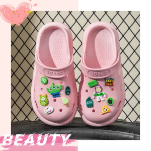 Sheii รุ่นฮิต รองเท้าแตะหัวโตแฟชั่น แถมตัวติดสุดน่ารัก มีสายรัดส้น พื้นยางนิ่มใส่สบาย มีกันลื่น แมทช์ลุคไหนก็เข้ากันสุดๆ ราคาถูกม๊ากกก