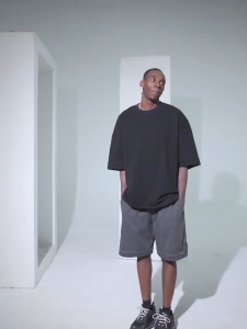 เสื้อยืด เสื้อยืดแขนสั้น คอกลม เสื้อเชิ้ตแขนสั้นสีขาว สไตล์มินิมอล เสื้อยืดแขนสั้นคอกลม ผ้านุ่มทรงหลวมใส่สบาย T shirt