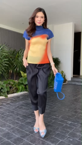 สวย เรียบหรู ไฮโซวววว 😍 เสื้ออัดพลีท 100% แบบงานแบรนด์ ทรงคอปีน ไหล่ล้ำ 💫💫