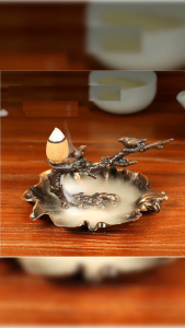 Đế Xông Nụ Trầm Khói Ngược Hình Cành Hoa Mai