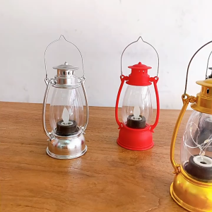 โคมไฟม้าพลาสติก เทียนอิเล็กทรอนิกส์รูปร่างโคมไฟม้า เทียนสไตล์โบราณฝรั่ง เทียนตกแต่งร้านบาร์ ตกแต่งปาร์ตี้ โคมไฟถือได้ มีหลายสีให้เลือก