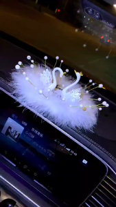 Bộ hai chú thiên nga trắng đính đá trang trí taplo ô tô