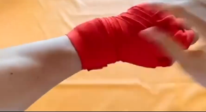 ผ้าพันมือชกมวย ผ้าพันมือนักมวย ผ้าพันมือสําหรับฝึกมวยไทย 2 ชิ้น พันธุ์แผลมวยไทย ยาว 3-5 มม ต้องการอุปกรณ์สําหรับฝึกมวย รวม SP38 ป้องกันข้อมือ