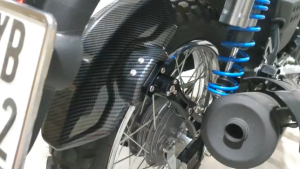 Chắn bùn vè che bánh sau xe máy nhôm CNC ốp carbon dùng Yamaha PG1