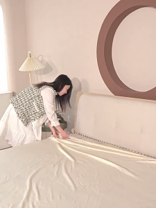 Panduan Membeli & Menggunakan Alat Bantu Pasang Sprei Kasur