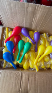 Maracas bằng nhựa loại lớn dài 20cm(1 cặp=2 cái)
