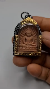 กรอบพระ ตลับพระ กรอบพระซุ้มกอใหญ่่ สีดำทอง G03-2 ขนาด 24*30*8.2 mm ทำจากทองเหลือง ชุบไมครอนเคลือบแลคเกอร์ไฟฟ้า ทำให้ลวดลายสวยงาม  ติดทนนาน