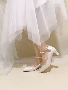 Sepatu Tinggi Wanita: Sepatu Impor & Desain Elegan