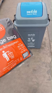 FJS ถังขยะเหลี่ยมฝาสวิงแบบล็อคฝา ถังขยะฝาแกว่ง 40 ลิตร พลาสติก แข็งแรง ทนทาน ทำความสะอาดง่าย รุ่น BI30