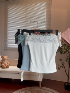 Korean Dress🎉เสื้อยืดลูกไม้🧂 ปิดไหล่ เซ็กซี่ การทำตัวให้ผอม ไหล่ข้างหนึ่ง แขนสั้น เสื้อผ้าแฟชั่นสตรี