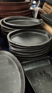 Oblong sizzling plate (nonstick surface and is easy to clean)