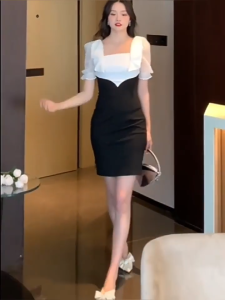 Gaun ramping sambungan hitam dan putih lengan puff retro leher persegi/dress korea