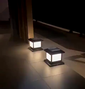 โคมไฟหัวเสาโซล่าเซลล์ ปรับได้ 4สี พร้อมรีโมทควบคุม โคมไฟเสาพลังงานแสงอาทิตย์ IP65 โคมไฟกันน้ำกลางแจ้ง โคมไฟสวน การชาร์จอัตโนมัติ โคมไฟทรงเหลี่ยม การ์เด้นประตูรั้วลานโพส คริสต์มาส solar light