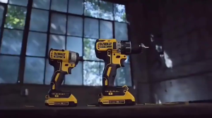 (COD และไม่ให้ออกไป) DEWALT DCD996 Drill Driver (ในชุดประกอบด้วย: สินค้า 1 ชิ้น แท่นชาร์จ 1 ชิ้น และแบตเตอรี่ 2 ก้อน) ไขควงไฟฟ้าแบบไร้แปรง 20 โวลต์ไขควงไฟฟ้าแบบไร้สายเครื่องมือไฟฟ้าแบตเตอรี่ลิเธียมพลังงานสูง