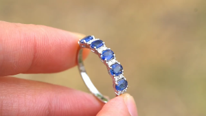 Montagne Jewelry customization 18k Pure Gold Ring 0.12 Carat Diamond Inset Fine Jewellery Natural 1 Carat Blue Sapphire Ring