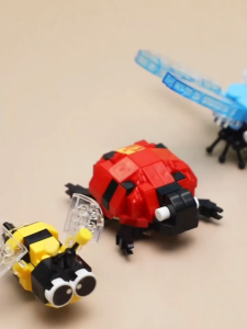 บล็อกดอกไม้ ดอกไม้ รูปแมลง แมลงปอ ผีเสื้อและผึ้ง น่ารัก ของเล่นเด็ก ของขัญ