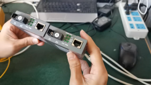 Penukar Media Gentian Optik Gigabit HTB-GS-03 1000Mbps Mod Tunggal Gentian Tunggal SC Port Suis Gentian Optik Bekalan Kuasa Luaran MY