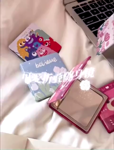 Gương trang điểm mini gương gập 2 mặt hình gấu dâu gương gấp gọn dễ thương bỏ túi tiện lợi
