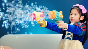 Bubble Gun 32 holes Electric Bubble gun Kids toy for boys and Girls Children Birthday gift Outdoor toys foam play TT29