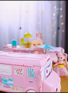 Mainan Rumah Rumahan Model Tas dan Bus Travel 4 Boneka dengan Lampu LED Full Set Aksesoris Kamar Tidur Ruang Tamu Lemari Bathup Cermin Kaca Tas Baju Gelas Free Goodie Bag