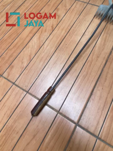 Alat Pencabut Rumput Liar Panjang 65 cm Gerigi 11 Bahan Plat Baja Asli Cocok digunakan untuk Mengemburkan tanah di Kebun Maupun di sawah