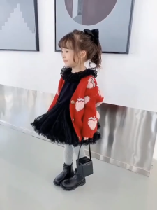 WANDER เสื้อคาร์ดิแกนเด็ก เสื้อหนาวเด็กญ การออกแบบกราฟิกอย่างมีสไตล์ เสื้อแจ็คเก็ตผ้าถักสไตล์เกาหลีแบบใหม่ที่อบอุ่นและทันสมัยสำหรับเด็กผู้หญิงในฤดูใบไม้ร่วง