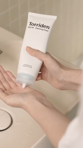 SỮA RỬA MẶT DƯỠNG ẨM TORRIDEN DIVE IN CLEANSING FOAM