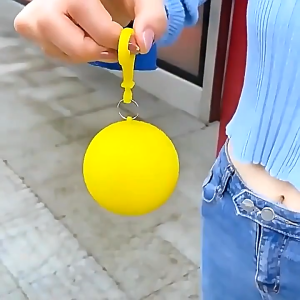 Jas Hujan Bola Keren: Gantungan Kunci & Warna-Warni