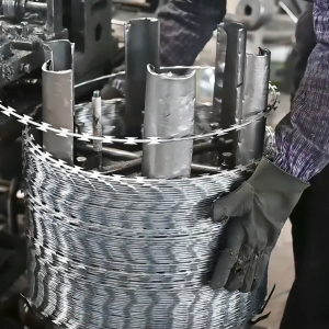 Hot Dipped Galvanized Razor Wire Garden Fence Farm Fence House Fence Anti Climb Sharp Barbed Security Fence Combat Wire Military Wire Anti Theft