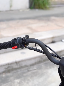 Dụng cụ đựng chai nước trên xe máy xe đạp