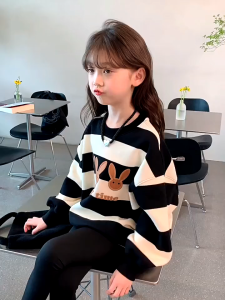 BABYFINE เสื้อในเด็กโต เสื้อเด็กหญิง การออกแบบลายทางแฟชั่น สาวฤดูใบไม้ร่วงแฟชั่นใหม่พิมพ์ออกแบบเสื้อแขนยาวเวอร์ชั่นเกาหลี2481