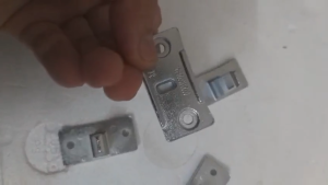 Móc chốt cửa máy giặt AQUA cửa ngang chính hãng