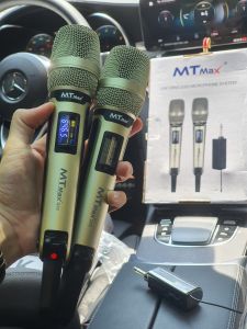 Sale giảm giá 50% đây: Micro karaoke không dây đa năng MTMAX Q02 tuyệt vời với 2micro xanh đỏ