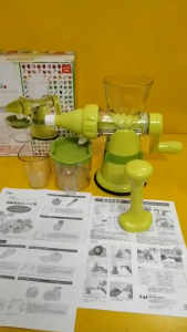 Máy xay rau củ quả bằng tay nội địa Nhật Salada của hãng KAI