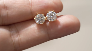 Uenjoyment Real 0.5/1 Carat D Color Moissanite Diamond Stud Earrings for Women 100% 925 Sterling Silver Sparkling Moissanite Jewelry