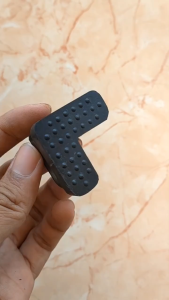 ( 4pcs ) Karet Kaki Meja Kursi Rak Besi Siku 3x3