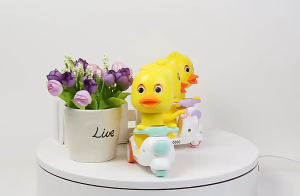 Đồ Chơi Vịt Chạy Xe Vespa chạy bằng cót