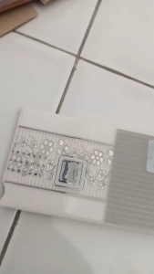 List Keramik Dinding 8 x 25 cm warna hijau KEMBANG PUTIH KECIL TIMBUL daun per 1 pcs