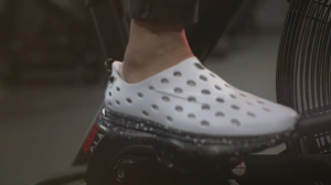 Kane Revive รองเท้าเพื่อสุขภาพ ช่วยกระตุ้นการฟื้นฟู (สี White Pacific Speckle)