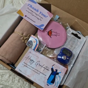 GIFTBOX HEMAT HIJAB DAN TASBIH KADO ULANG TAHUN HAMPERS HIJAB