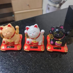 Mèo thần tài vẫy tay năng lượng mặt trời