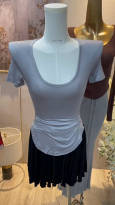 Áo thun nữ cộc tay form ôm body đuôi tôm cổ tròn 5 màu xanh hồng xám trắng đen be free szie dưới 55kg - trieuduong 08