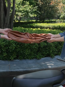 เบาะหุ้มมอไซค์ ผ้าคลุมเบาะมอเตอร์ไซค์ ผ้าคุมเบาะมอเตอร์ไซค์ สีน้ำตาล เหมาะสำหรับรถทุกรุ่น ไม่ต้องวัดค่า เบาะมอเตอร์ไซค์ ที่หุ้มเบาะ