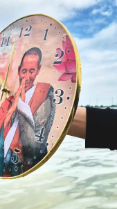 Tranh đồng hồ tráng gương in Hình Thầy Minh Tuệ vừa treo trang trí vừa xem giờ