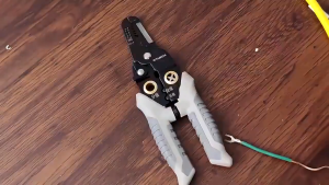 จัดส่งในวันเดียวกัน♥ 7 in1 99บาท คีมปอกสายไฟช่างไฟฟ้าคีมแยกสายไฟพิเศษคีมตัดสายไฟเกรดอุตสาหกรรมสากลใหม่