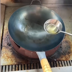 กระทะเหล็ก กระทะเหล็กเผา เคลือบน้ำมันธรรมชาติ ไม่ติดกระทะ ไม่เคลือบผิว กระทะเหล็กเผาไฟ กระทะจีน กระทะเหล็กแท้ กระทะทอด กระทะผัด ด้ามไม้ กระทะจีนเผา กระทะเผา กะทะเหล็ก กระทะเหล็กจีน กระทะไม่ติดก้น กระทะ เหล็ก