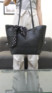 MOCO Fashion Tas Bahu Wanita Kulit Lembut Elegan Kuliah Kerja Free Tas Tangan / Sling dan Syal 106