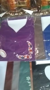 Bộ đồ giấy bà ba màu vàng mã có trang sức cho đàn bà phụ nữ