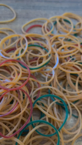 KARET GELANG PENTIL LUBANG BESAR ISI 250 GR - WARNA MERAH KUNING HIJAU DAN MIX