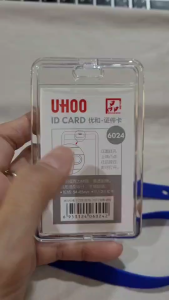 Uhoo6024 กรอบอะครีลิคใส ใส่บัตรนักเรียน/บัตรพนักงาน แนวตั้ง พร้อมสายคล้องซิลิโคน (แพ็ค 1ชุด)